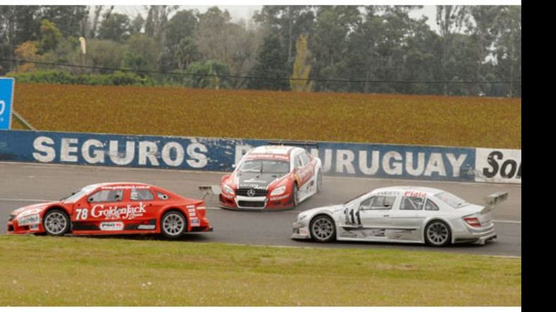 Sancionado. Momento clave en la final del Top Race V6 para Matías Rossi. El Mondeo del delvisense sigue su marcha con una rueda en el aire después de tocar a Facundo Ardusso, que quedó cruzado. Atrás aparece Juan Manuel Silva. Por ese incidente, Rossi fue excluido de la carrera. “Me excluyeron por toque a Ardusso, bien. Lo toco de atrás sin querer, pero toque al fin. Gran auto en la carrera final. Gracias al PSG 16”, escribió Rossi después del incidente en su Twitter: @rossimatias..