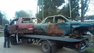 CHATARRA. Los vehículos incautados, camino a la compactadora..