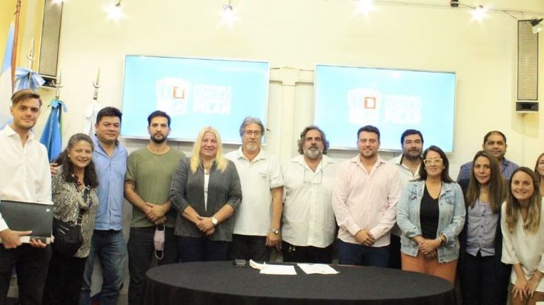 SESIÓN. Los concejales del Frente de Todos, con veteranos, en la sede del HCD. .