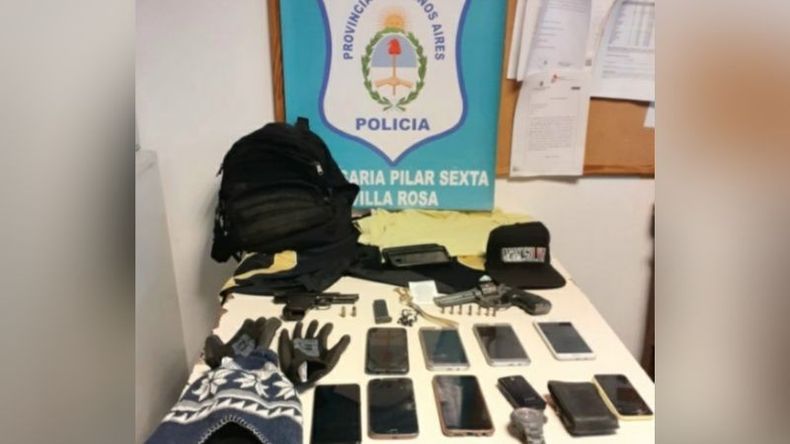 INCAUTADOS. Armas y los celulares robados a los empleados. .