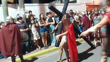 CRUZ. La pasión de Cristo fue recreada por las calles de Pilar.
