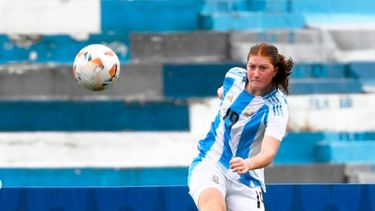 Annika Paz envía un centro, en uno de los ataques de Argentina.