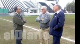 Inspectores de URBA recorrieron la cancha de Fénix para evaluar las condiciones..