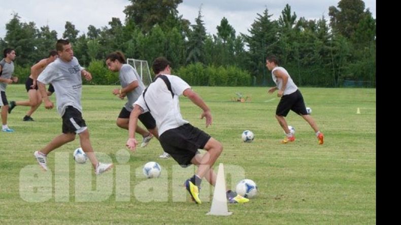 Los jugadores hicieron ejercicios con pelota, en el primer día de pretemporada..