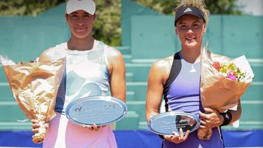 Solana Sierra (Izquierda) y Leolia Jeanjean, con los trofeos del W50 de Pilar.