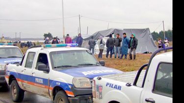 CARPAS. La policía llegó al barrio Agustoni, donde se asentaron los vecinos..