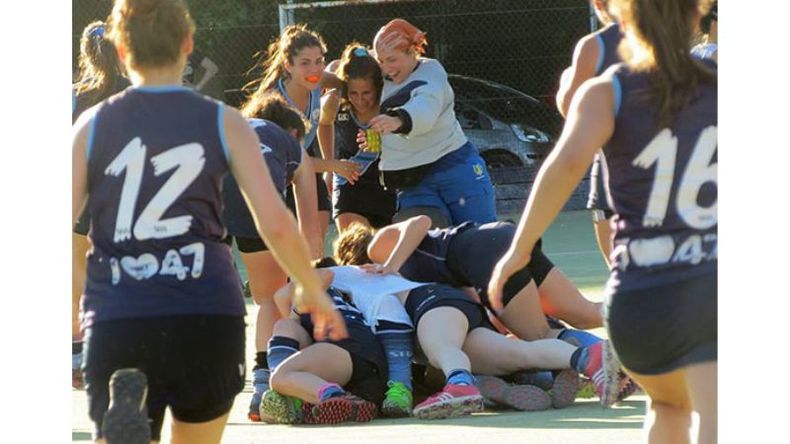 EUFORIA. Las chicas comienzan la carrera para festejar el triunfo y el ascenso a la C..