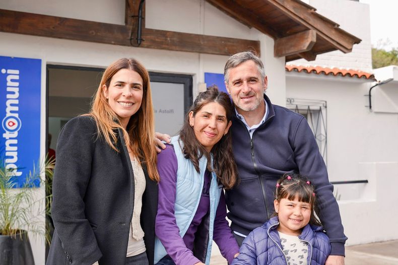Soledad Peralta y Federico Achával en el nuevo Punto Muni de Villa Astolfi.