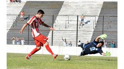 (FREDY CABALLERO). PESCADOR. Juárez somete a Pecchini para el 1-0; el Flaco lleva 3 goles en 2 partidos..