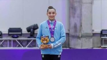 PODIO. Julieta Lucas logró el subcampeonato en barras asimétricas.