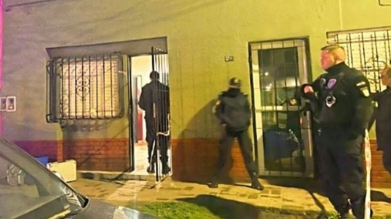 La policía en la puerta de la casa de Toro al 300, el día del crimen. Foto: @juancaimpacto. .