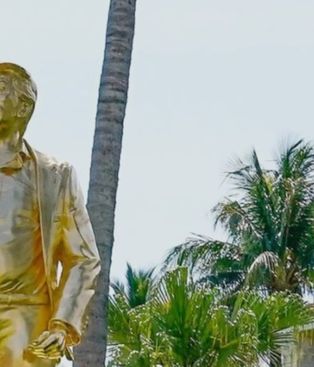 Inauguraron una impactante estatua dorada de Donald Trump en Miami Inauguraron una impactante estatua dorada de Donald Trump en Miami