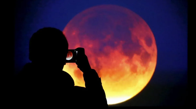 Eclipse lunar, a simple vista y sin filtros. (airedesantafe.com.ar)..png