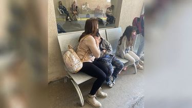 Gente amontonada, enferma, en la calle, sin atención. Eso es el servicio del @HospitalAustral. Miércoles 13:15. Lo que más me rompe son los nenes temblando de fiebre en plena calle, sin atención. Matias Martinez / @editoravid..