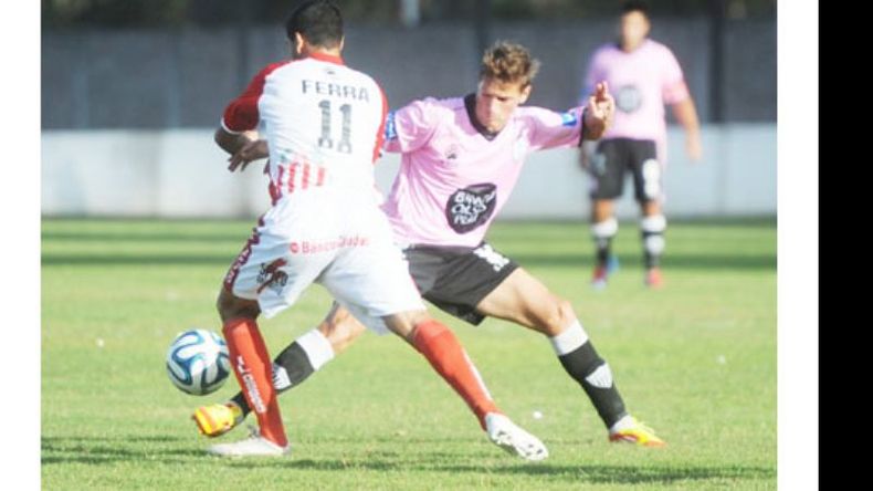 Rutili pelea con Ferragut. El volante intentó armar juego en el medio..