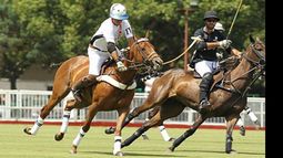 (Melito Cerezo). Eduardo Heguy se lleva la bocha ante Facundo Pieres..