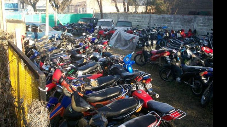 Motos que esperan por sus dueños en el depósito..
