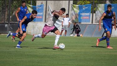 ATAQUE. Federico Martínez busca espacio ante la cerrada defensa rival. ATAQUE. Federico Martínez busca espacio ante la cerrada defensa rival.