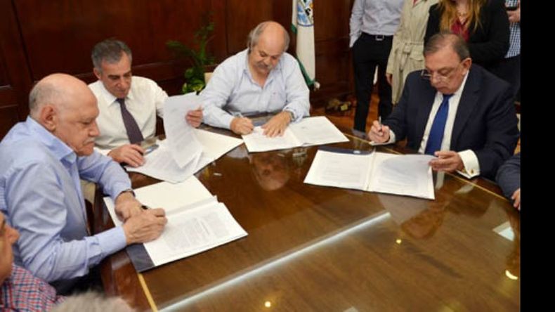 El convenio se firmó ayer en Malvinas Argentinas entre los intendentes Jesús Cariglino, Humberto Zúccaro y Luis Acuña y el ministro de Seguridad Alejandro Granados..