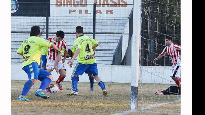 Ortigoza intenta definir con el arquero vencido, pero es rodeado por cuatro defensores de Caza y Pesca..