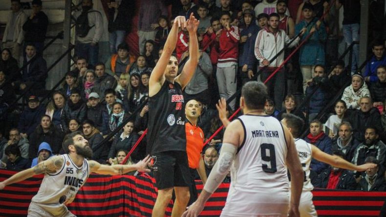 DISPARO EN EL AIRE. El tiro a distancia de Guille López es una de las claves derquinas..