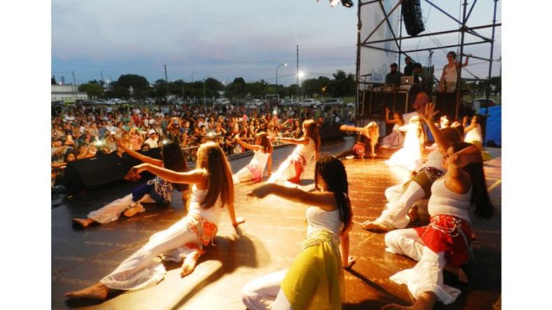 DANZAS ÁRABES. Las chicas bailaron ante mucho público. .
