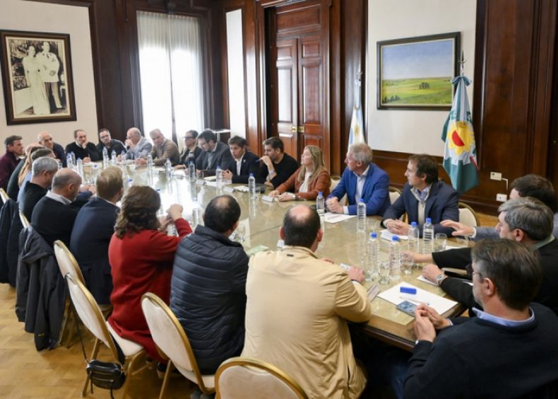 A LA MESA. Los intendentes suscribieron los convenios con el gobernador.