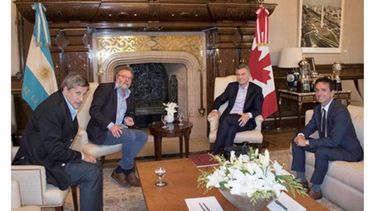 CHARLA. Carlin, Macri y Neuspiller durante el encuentro..