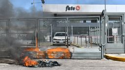 Protesta en la puerta de la planta de Fate, en San Fernando. Protesta en la puerta de la planta de Fate, en San Fernando.