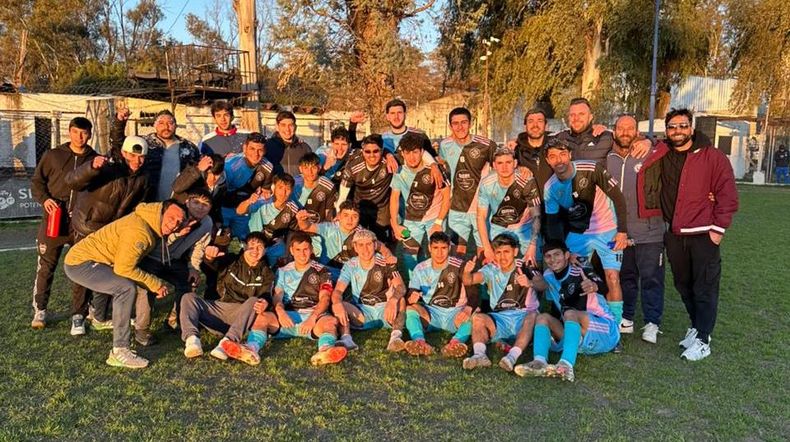 FESTEJO. La felicidad de los jugadores de Pilar City que llegaron a Primera.