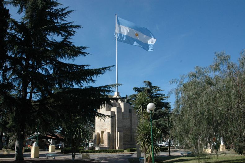 El Primer Monumento a la Bandera Argentina está en Burzaco. (brownonline.com.ar).