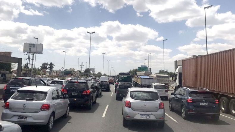 Colpasada la Pana! Pasando peaje mano a Capital, efecto mariposa: la acción de uno afecta la vida de miles. Literal. Ya perdí el turno en el dentista en CABA. María Bordelois / @MBordelois..