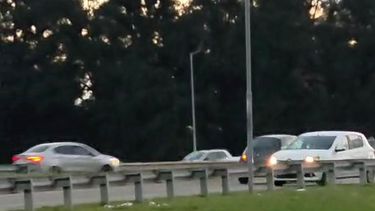 El Renault Sandero blanco circulando a contramano en el kilómetro 50 de la Panamericana.