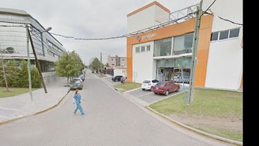 EN ZONA. La calle Tres de febrero, escenario de reclamos..