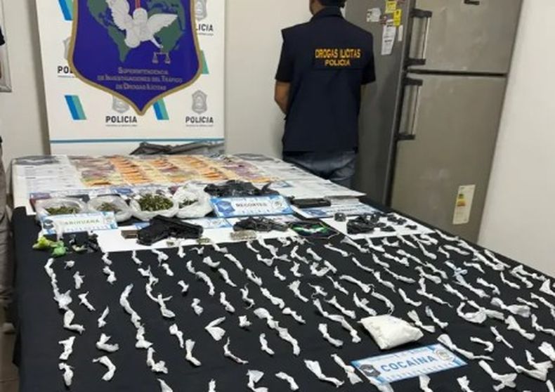 La policía secuestró cocaína, marihuana y armas de fuego.