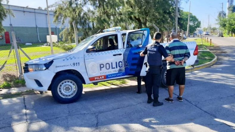 DETENIDOS. Están acusados del robo de piedras. También incautaron un camión..