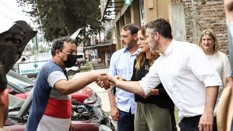 SALUDO. Los funcionarios recorrieron los comercios de Los Cachorros..