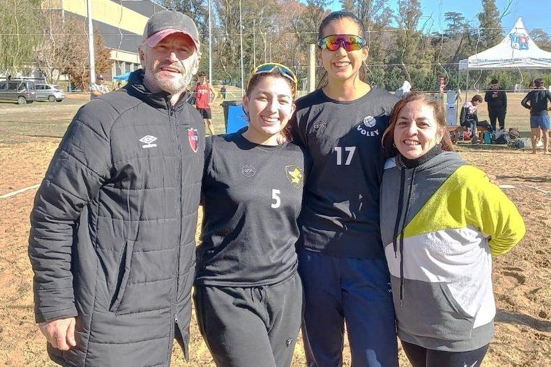 CAMPEONA. La dupla Milagros Castelli-Sabrina Odonel se consagró en la categoría Universitarias.