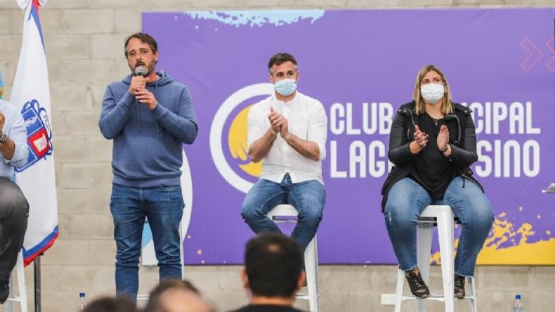 LANZAMIENTO. Laurent, Achával y Paula González, durante el acto de esta tarde. .