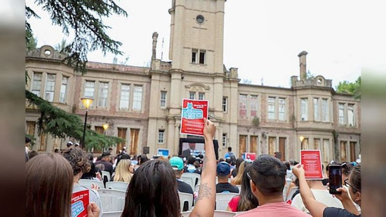 RECLAMO. Cientos de jóvenes se reunieron en el Pellegrini para militar por la Universidad..