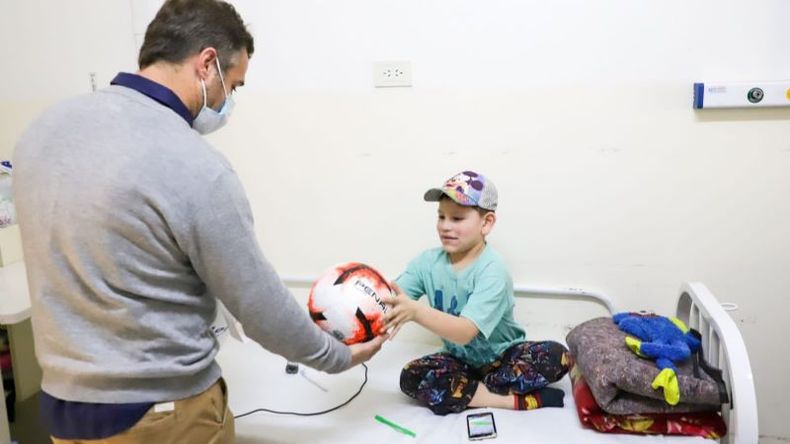 PELOTA. Achával visitó a chicos internados en el Falcón. .
