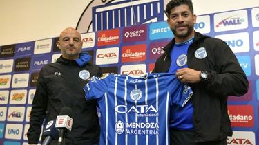 TÉCNICOS. Orsi y Gómez con la camiseta de Godoy Cruz, tras la conferencia (Foto: diario Los Andes de Mendoza)..