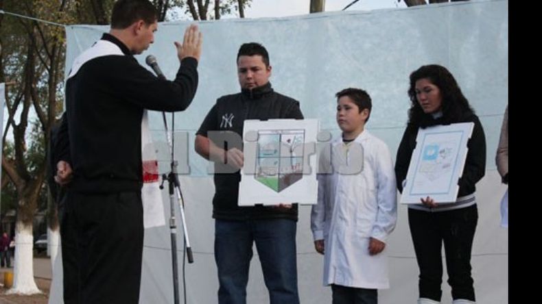 El 12 de mayo pasado, los villarrosenses finalmente conocieron el escudo que los representa como también a su creador, César Andrés Pereira, un joven de 10 años que cursa en la escuela Nº 48. Ese día tambiénfueron expuestos los cientos de trabajos que participaron del concurso..