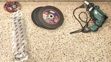 Los elementos hallados en la mochila del operario que fue detenido. .