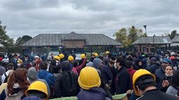 Gran cantidad de personas protestaron contra Luis Caputo en Newman.