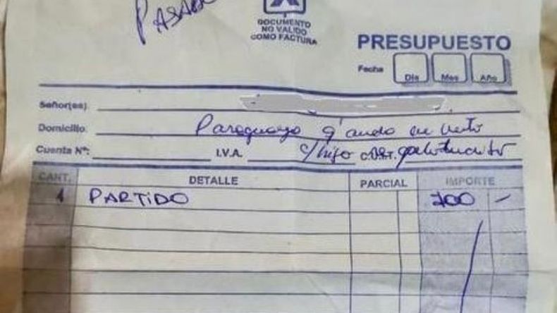 El presupuesto donde figura la descripción insultante hacia el hijo de la vecina que realizó el pedido. .