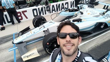 Ignacio Belatti junto al monoposto de Agustín Canapino.