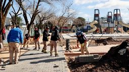 RECORRIDA. Peralta y Achával estuvieron en la renovada plaza Champagnat.