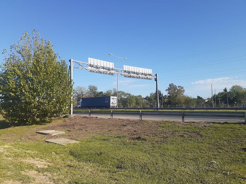 AUSOL instaló por fin un guardarail entre los puentes del Panchito y El Petrel. Kilómetro 56 mano a CABA.