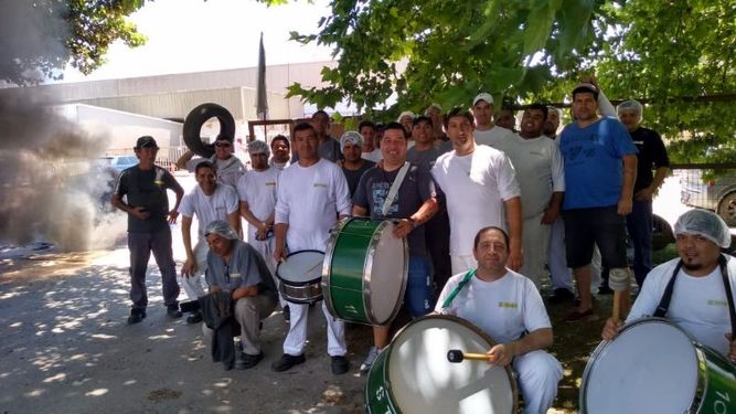 BLOQUEO. Los trabajadores de 3 Arroyos hoy en la puerta de la planta..